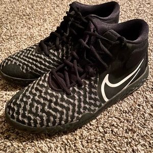 WOMENS NIKE RENEW Size 7Y